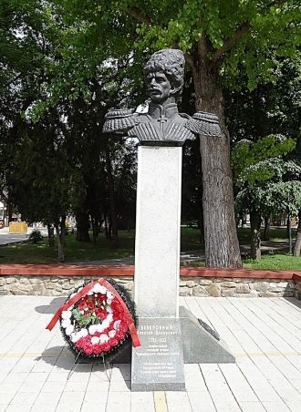 У ворот стоит памятник великому герою в 