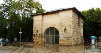 В воротах в 1913 г. построена часовня, в