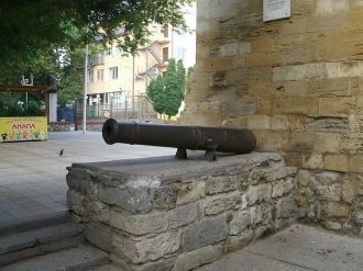 Небольшую часть рва можно увидеть возле 