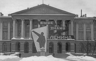 В феврале 1917 Смольный институт был зак