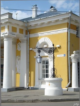 Здание Гауптвахты выглядит особенно пара