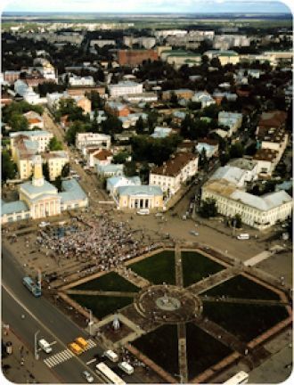 Рядом с Гауптвахтой находится здание Дво