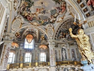 Само здание, кстати, построено в форме А