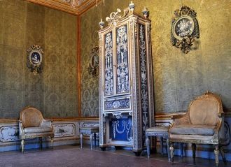 Комоды, письменные столы, диваны и табур