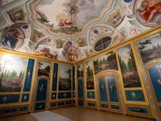 По своей архитектуре здание представляет