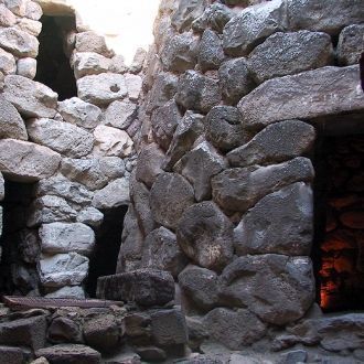 Начало постройки относят к Бронзовому ве