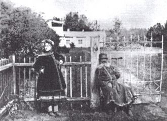 Фотография В. Каррика. Крестьяне у въезд