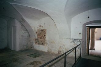 Выход из крематория во двор.