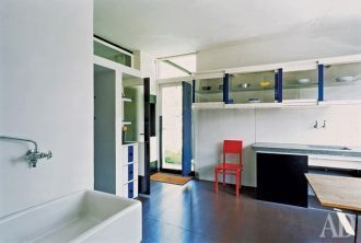 В кухне-столовой окна расположены высоко