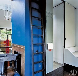 На крышу дома ведет лестница, прислоненн