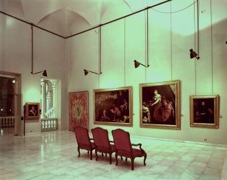 В нём расположен музей, в котором хранит