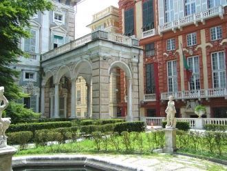 Большая часть строений стоит на наклонны