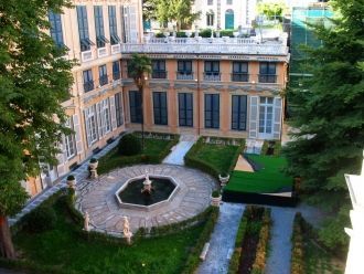 Напротив палаццо Россо стоят два дворца,