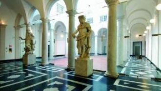 В них также располагаются музеи, которые