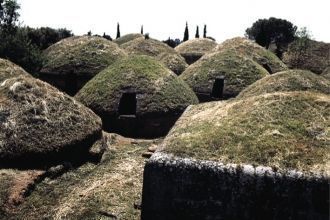 Гробницы в некрополе различной формы — к