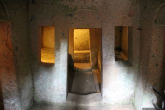 Она имеет сложную планировку в форме кре