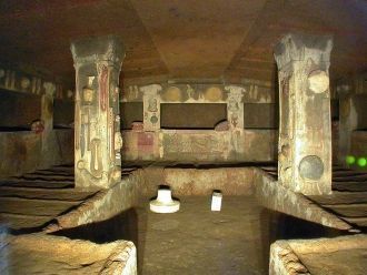 Бедных хоронили в скальных нишах , а бог