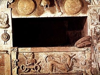 Рельефы гробницы окрашены в разные цвета