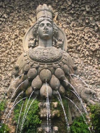 Сегодня на территории виллы насчитываетс