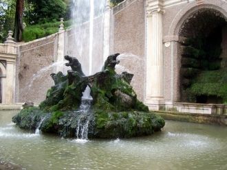 Фонтан драконов выполнен в виде четырех 