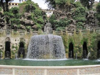 Овальный фонтан со статуей Сивиллы навер