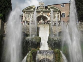 Фонтан Нептуна был построен позже осталь