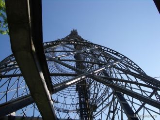 Трос остался после строительства, никому