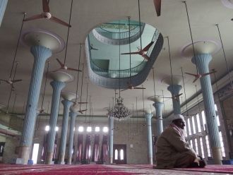 Мечеть находится на очень высокой платфо