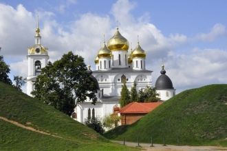 В центре дмитровского кремля возвышается
