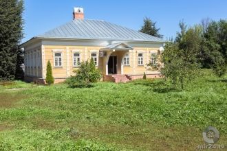 От Успенского собора до пруда тянется ря