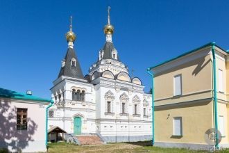 В сдержанном ансамбле бросается в глаза 