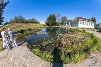 Неподалеку от Никольской башни с XII век