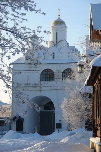 Храм над Святыми вратами монастыря постр