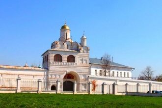 В южной стене ограды располагался парадн