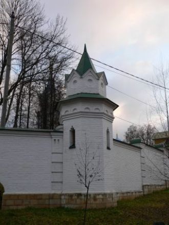 Угловая башня ограды монастыря.