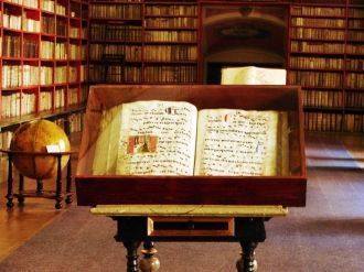 Сегодняшнее собрание библиотеки насчитыв