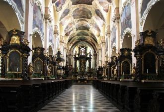 Костел Вознесения Девы Марии с украшенны