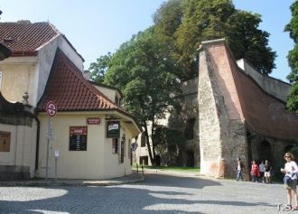 Древняя крепостная стена рядом со Страго