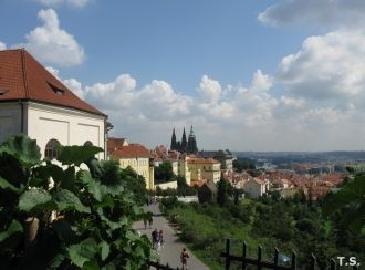 Вид на Прагу от стен Страговского монаст