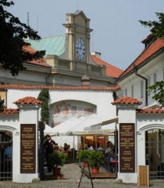 При монастыре находится пивная «Монастыр