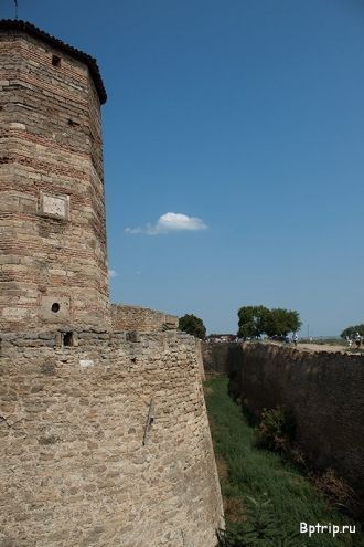 Крепость окружена глубоким рвом, вырубле