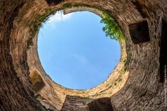 Одна из разрушенных башен. Вид изнутри.