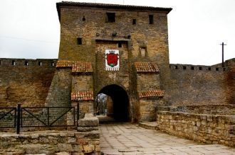 Вход в крепость со стороны города осущес