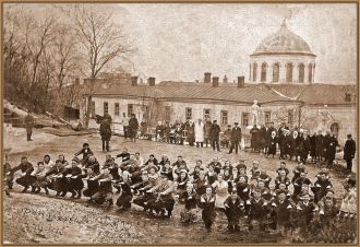 На фото, датируемом апрелем 1941 года, в