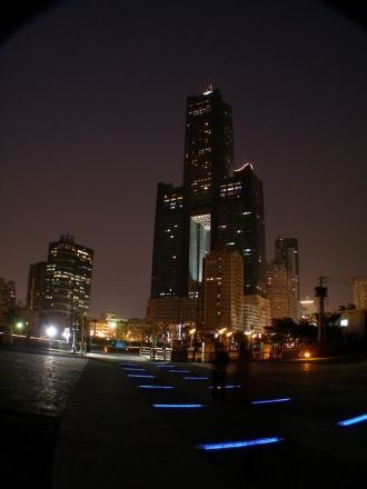 Тантекс-Скай-Тауэр ночью.