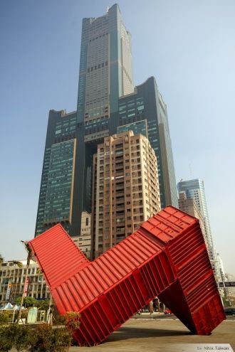 Стены небоскреба состоят из 100 панелей,