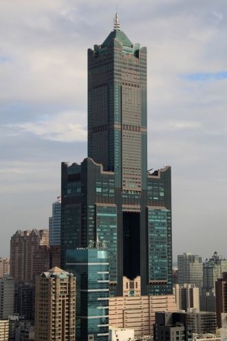 Три скоростных лифта, которые принимают 