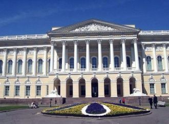 Здание Михайловского дворца очень постра