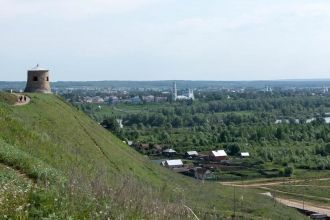 Возвышаясь на двести метров над уровнем 