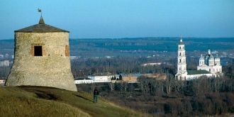 На территории комплекса находится памятн